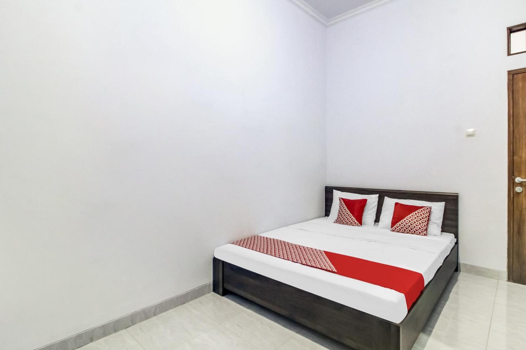 Oyo 91243 Bina Syariah Guest House Cirebon Eksteriør billede