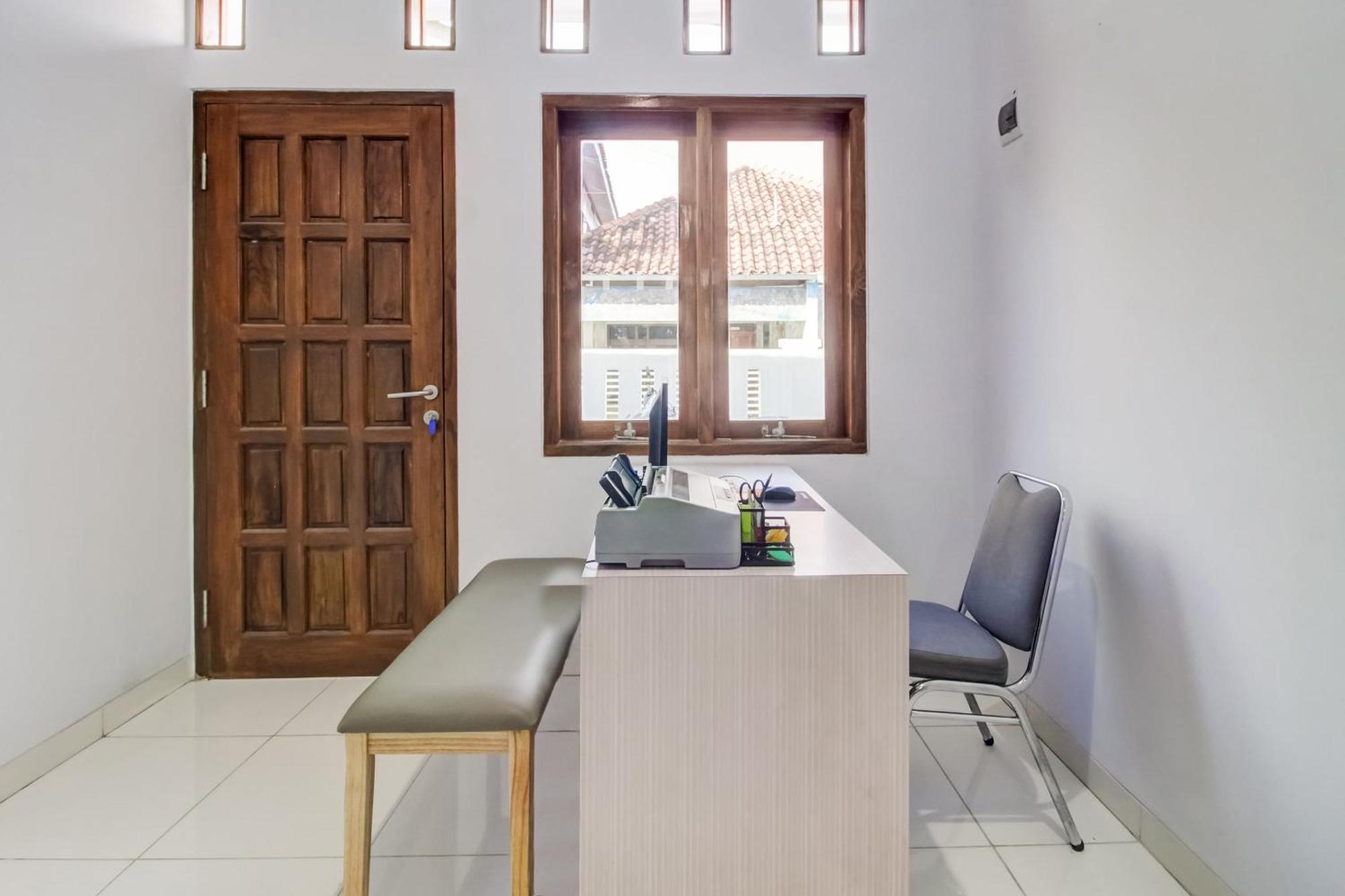 Oyo 91243 Bina Syariah Guest House Cirebon Eksteriør billede
