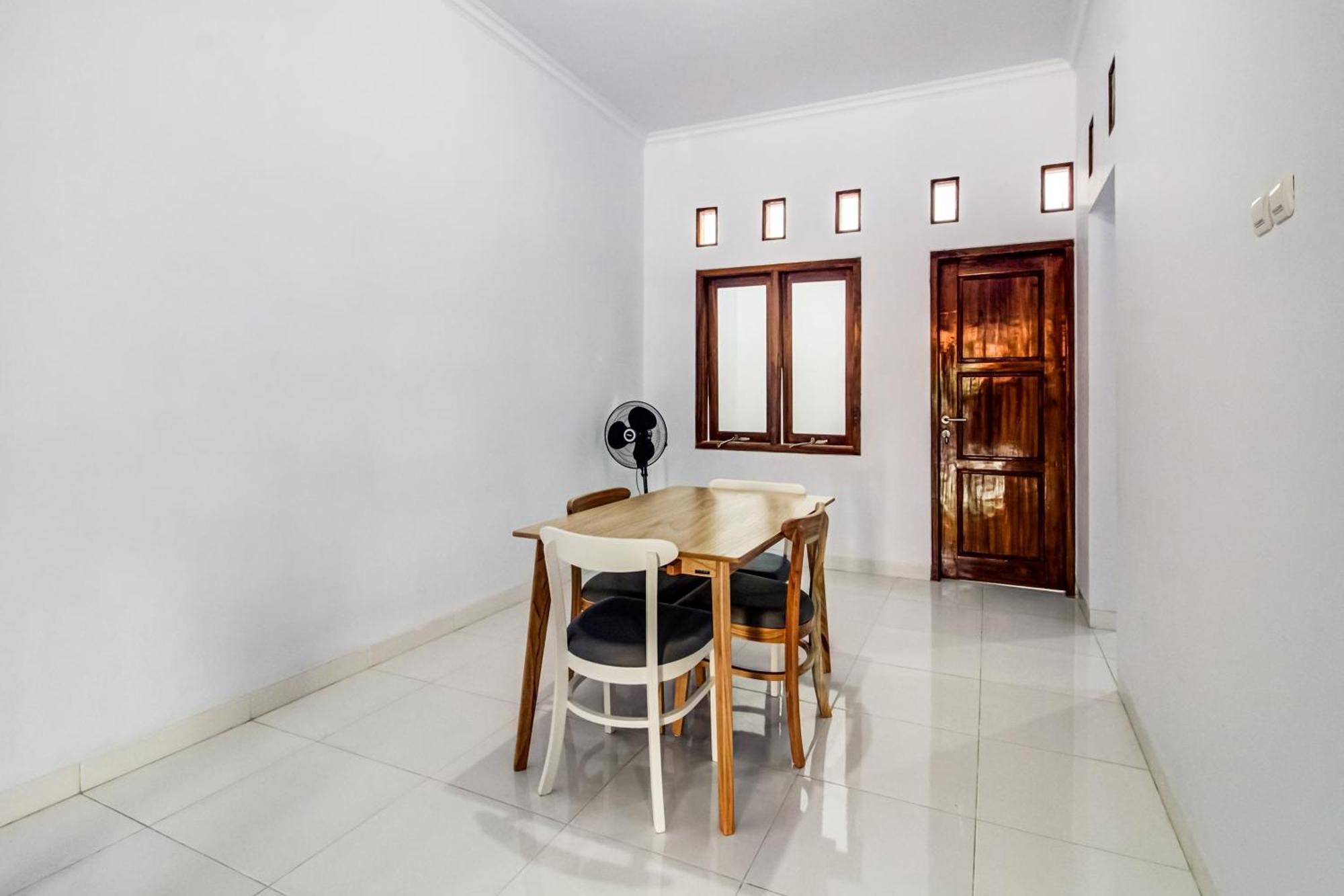 Oyo 91243 Bina Syariah Guest House Cirebon Eksteriør billede